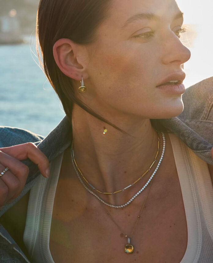 “Necklace-stacking”,-la-tendencia-que-más-luce-en-verano