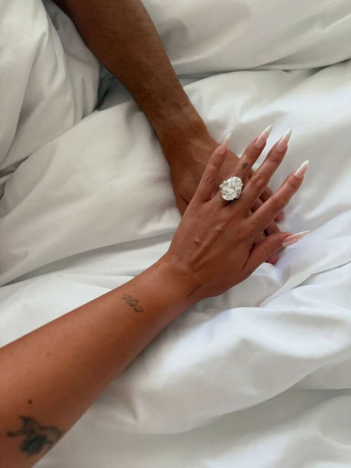 El-impresionante-anillo-de-compromiso-de-Georgina