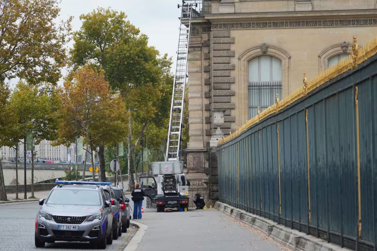 Detenidos dos sospechosos del robo en el Museo del Louvre