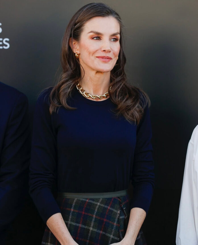 El-look-de-Letizia-Ortiz-que-demuestra-que-unas-joyas-must-siempre-son-un-acierto-