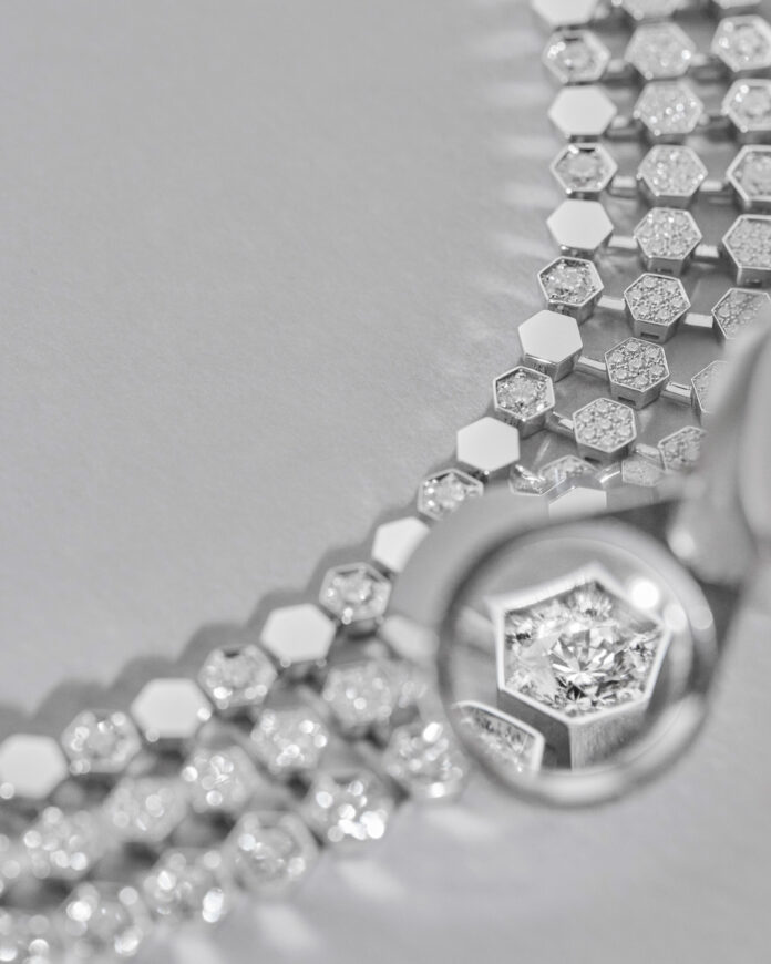 Chaumet-presenta-su-primer-conjunto-de-joyería-en-oro-100%-trazable-3